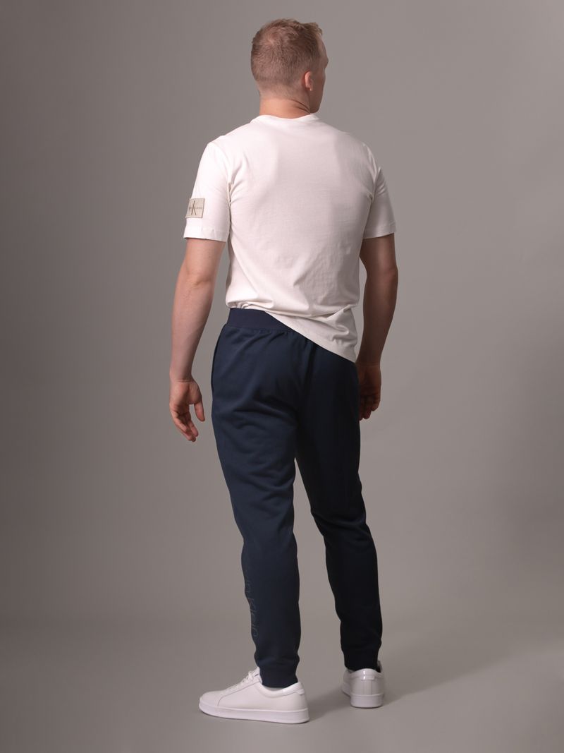 jogger-negro-sport-logo-tonal
