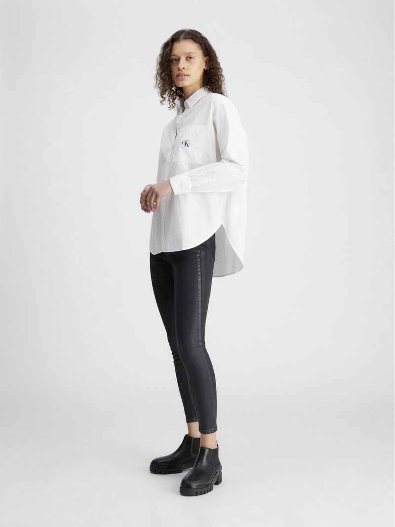 camisa-blanca-relaxed-con-bolsillo