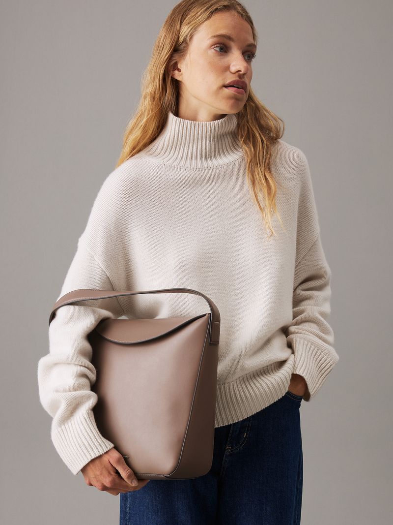 bolso-gris-saco-soft-sculp