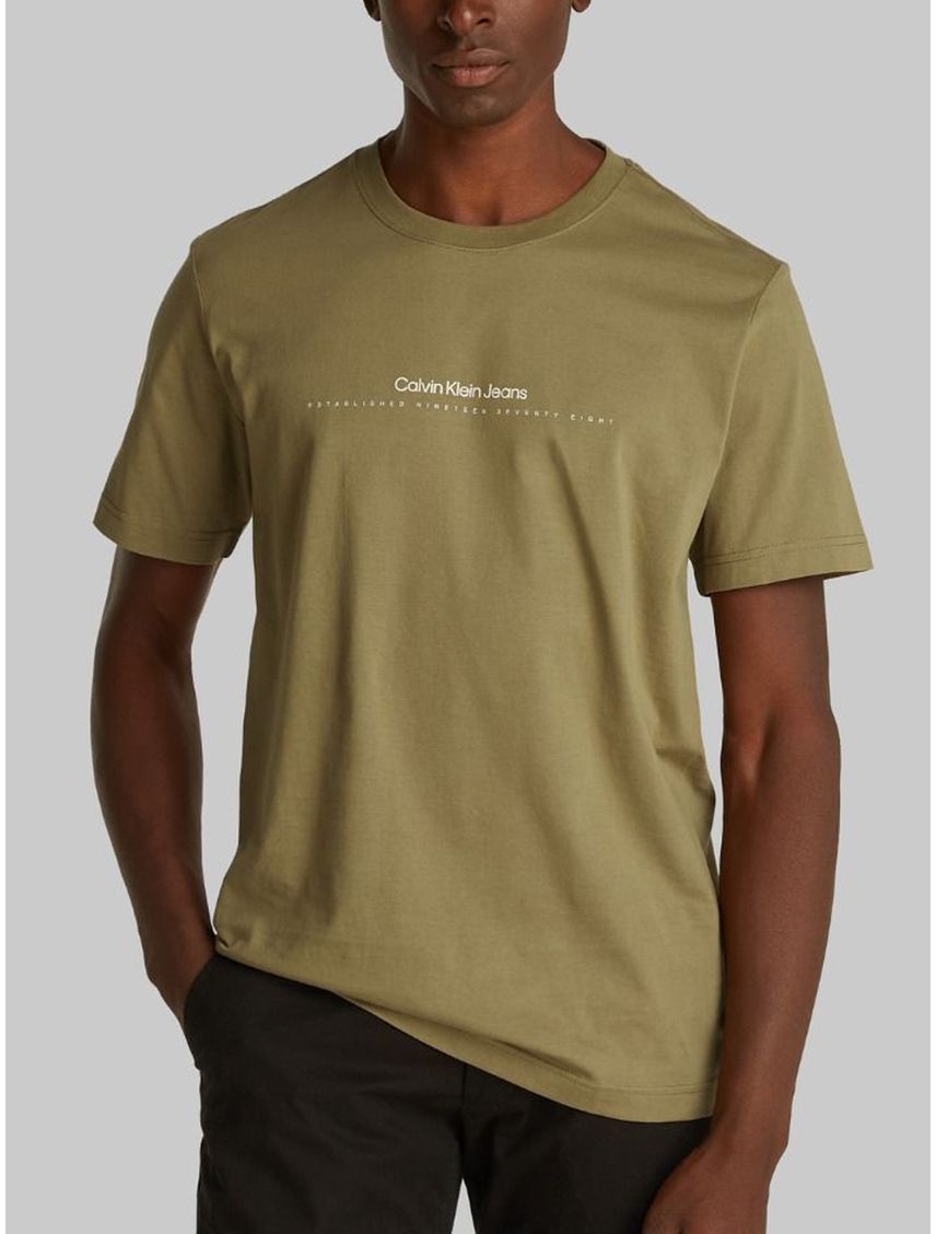 Camiseta verde con logo pequeño