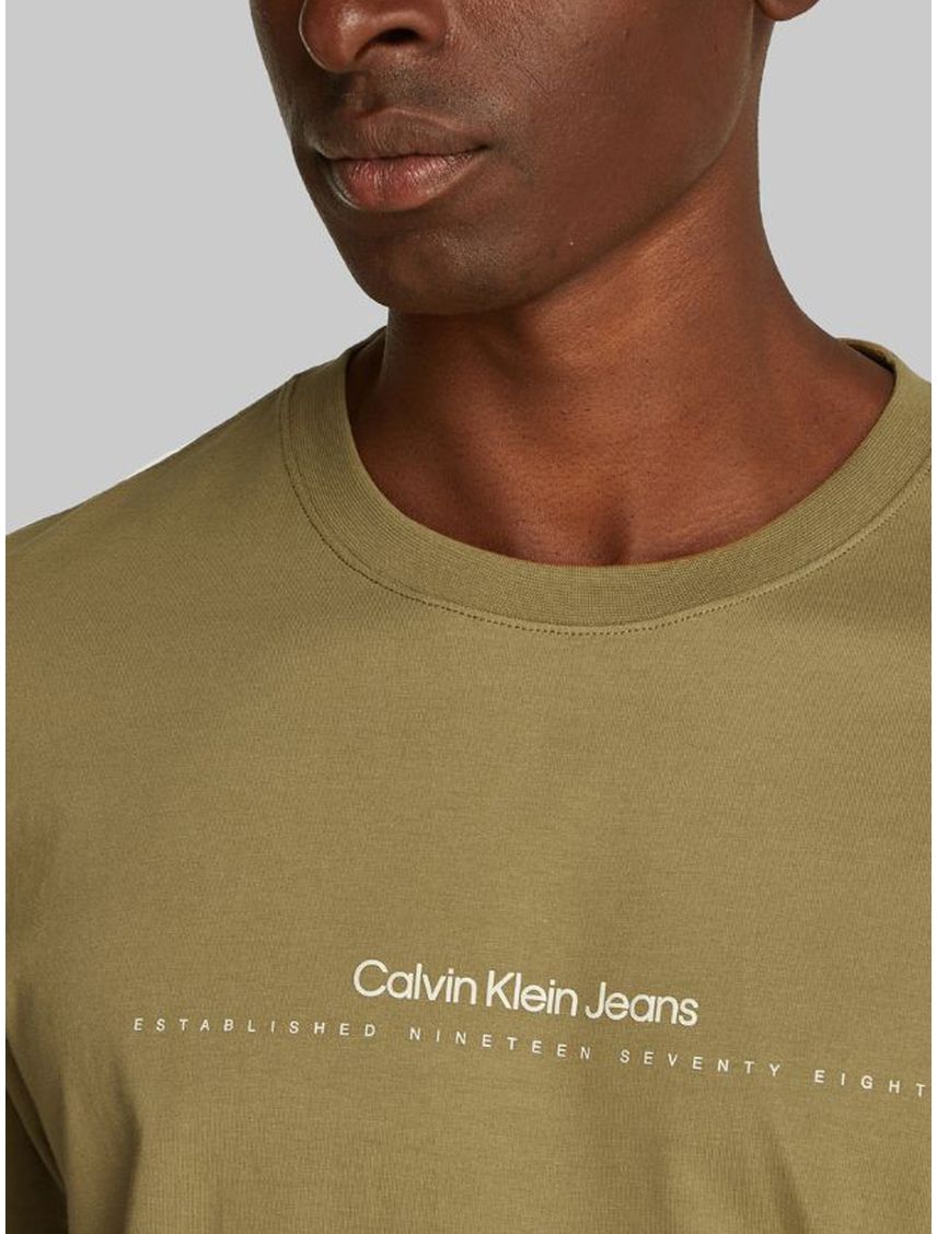 Camiseta verde con logo pequeño