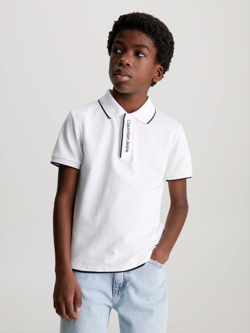polo-blanco-logo-en-cuello-para-nino