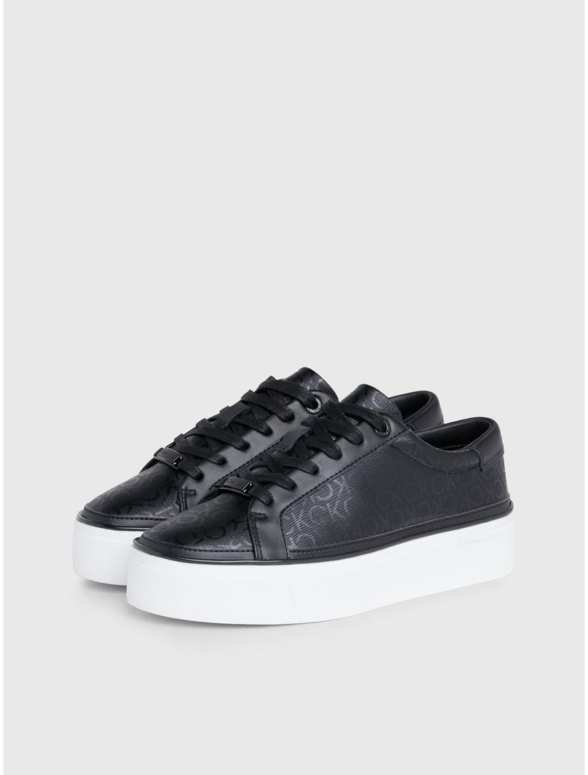 Tenis negro negro con plataforma y monograma