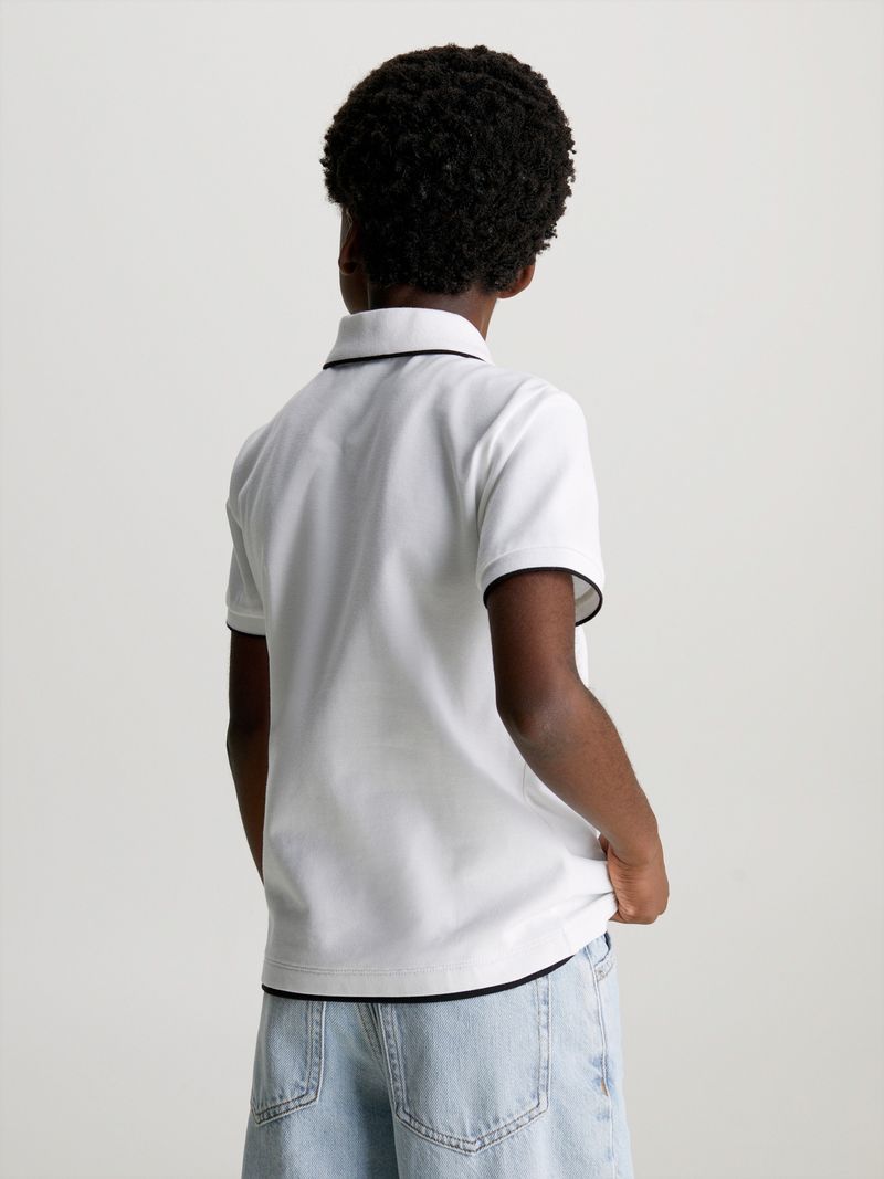 polo-blanco-logo-en-cuello-para-nino