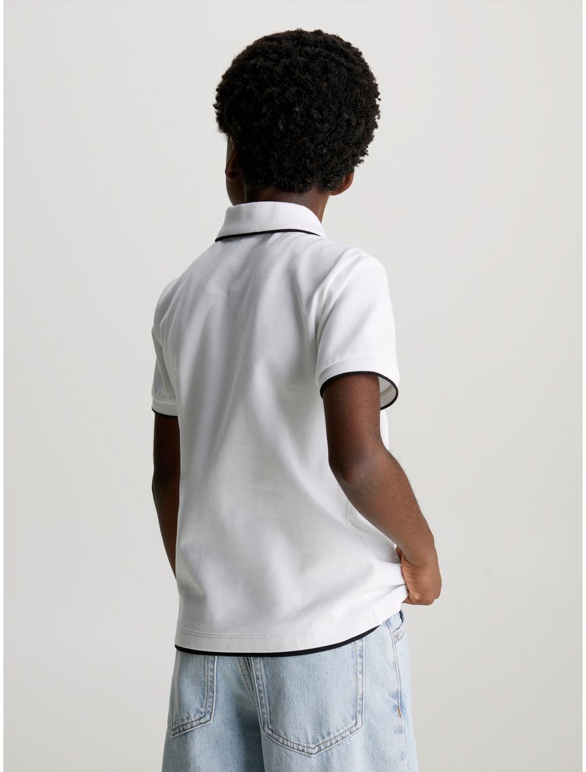 Polo blanco con logo en el cuello para niño