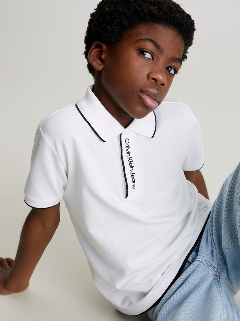 polo-blanco-logo-en-cuello-para-nino