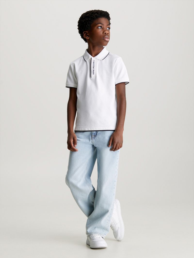 polo-blanco-logo-en-cuello-para-nino