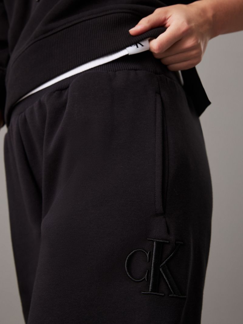 pantalon-negro-chandal-felpa-monograma