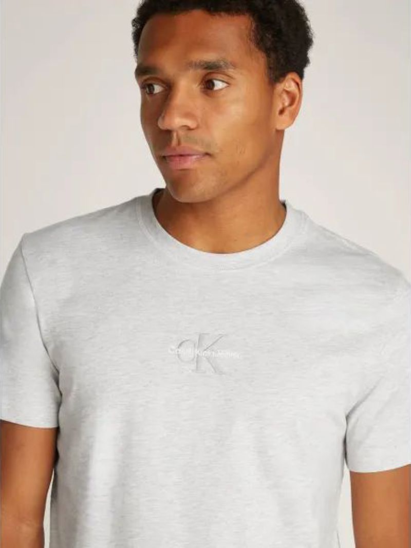 camiseta-gris-monograma