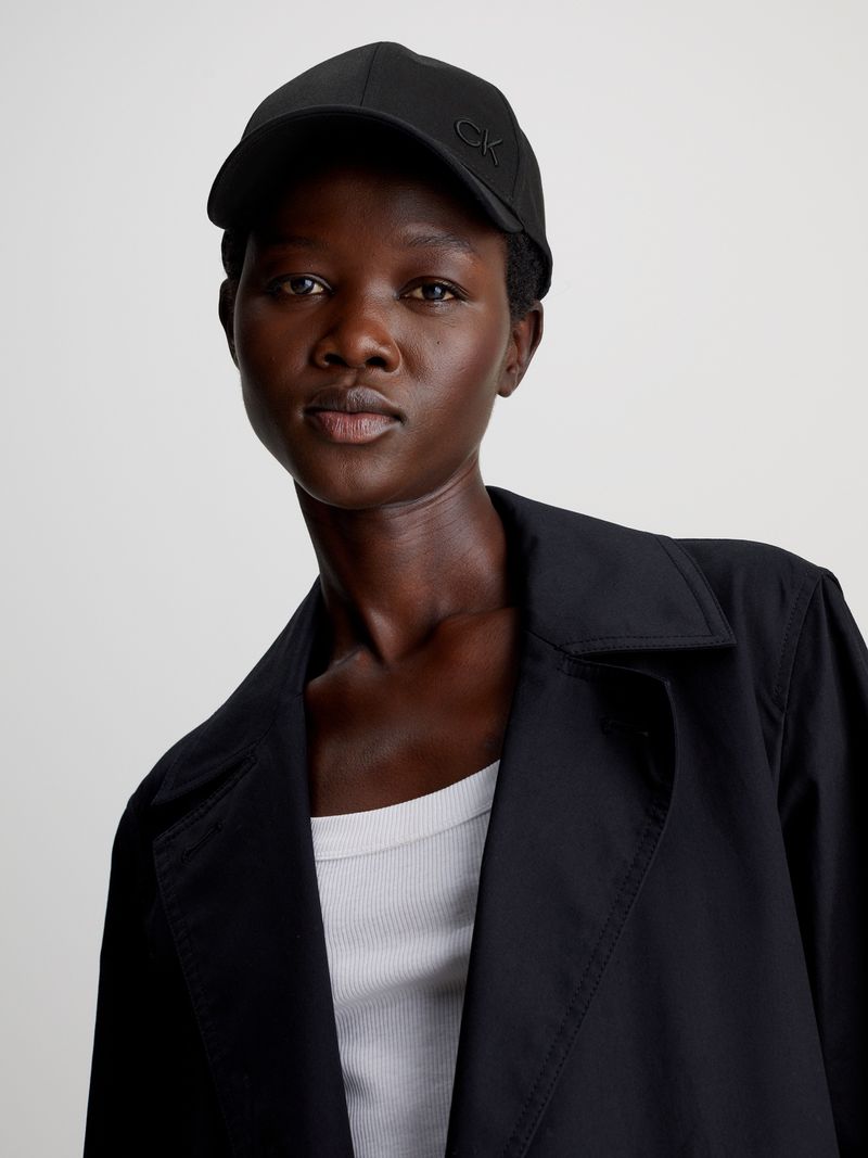 gorra-negra-monograma-bordado
