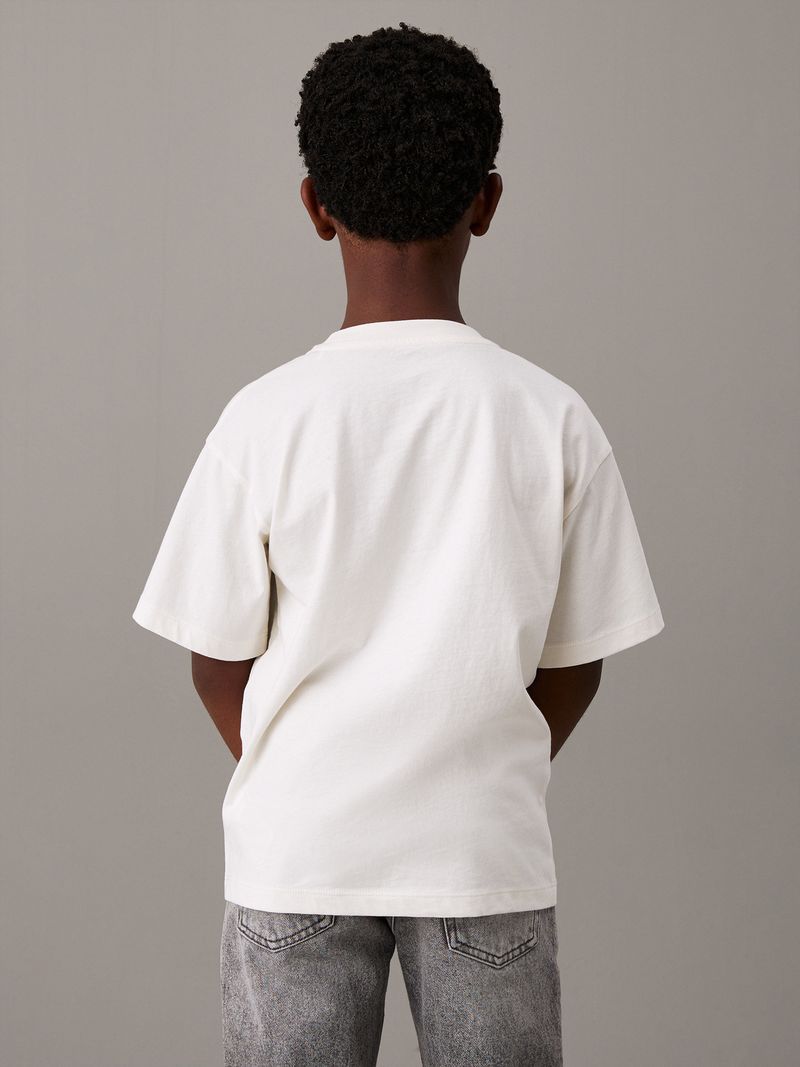 camiseta-blanca-holgada-logo-para-nino