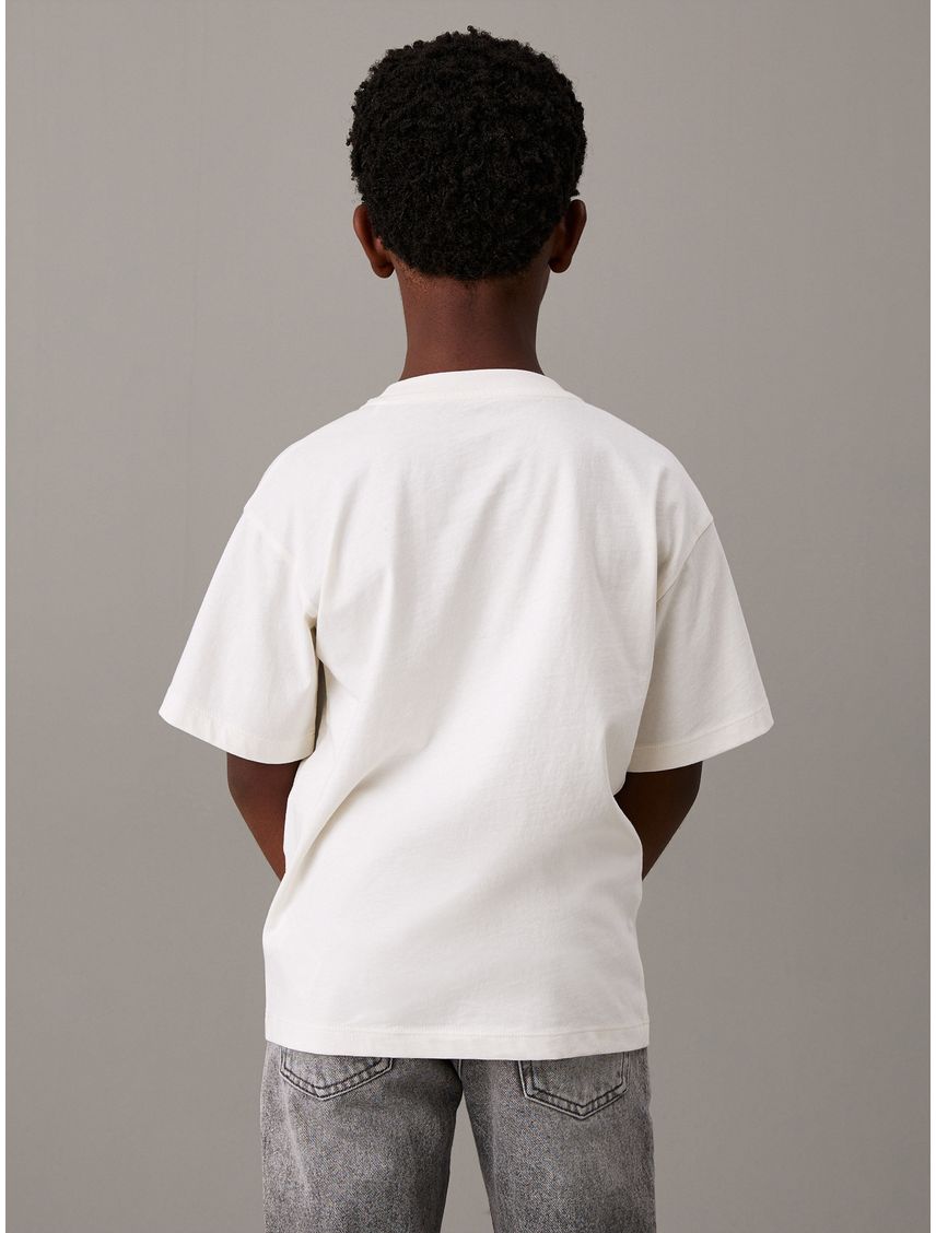 Camiseta blanca holgada con logo para niño