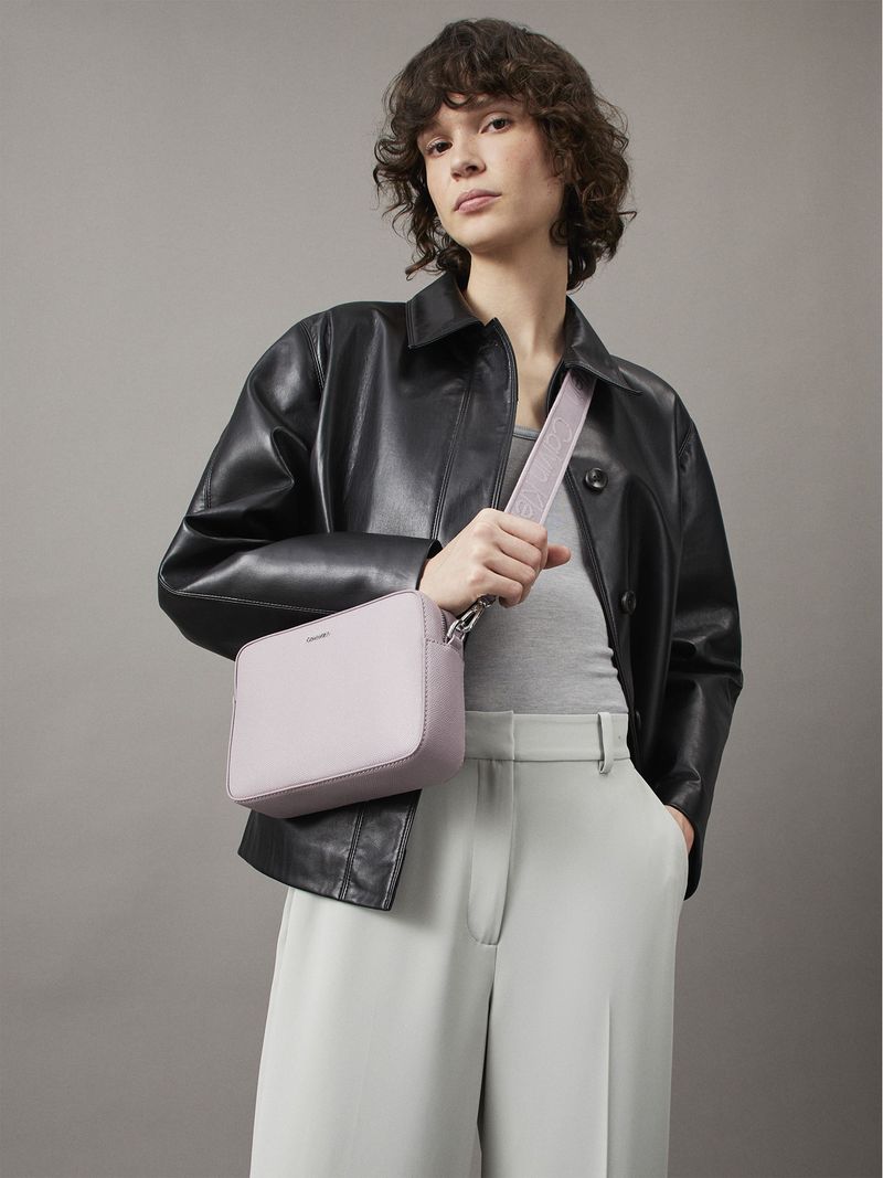 bolso-morado-cruzado-ck-must