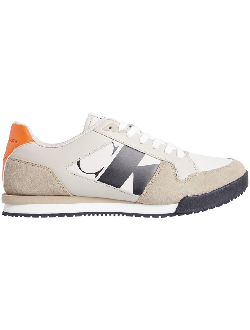 Tenis beige runner con gamuza