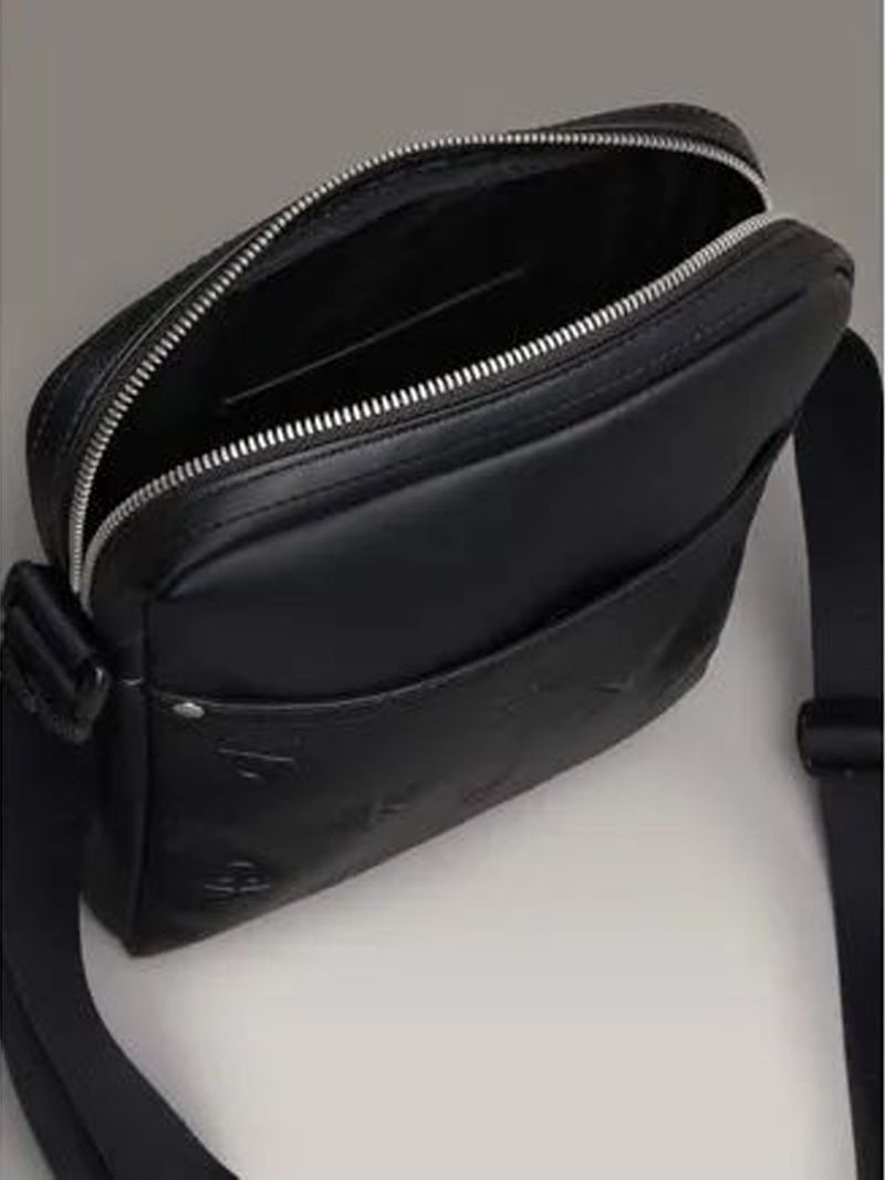 bolso-negro-cruzado-logotipo-repetitivo-en-relieve