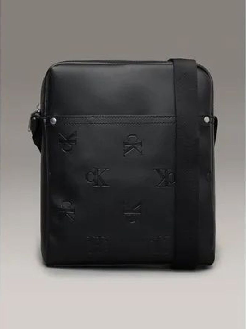 bolso-negro-cruzado-logotipo-repetitivo-en-relieve