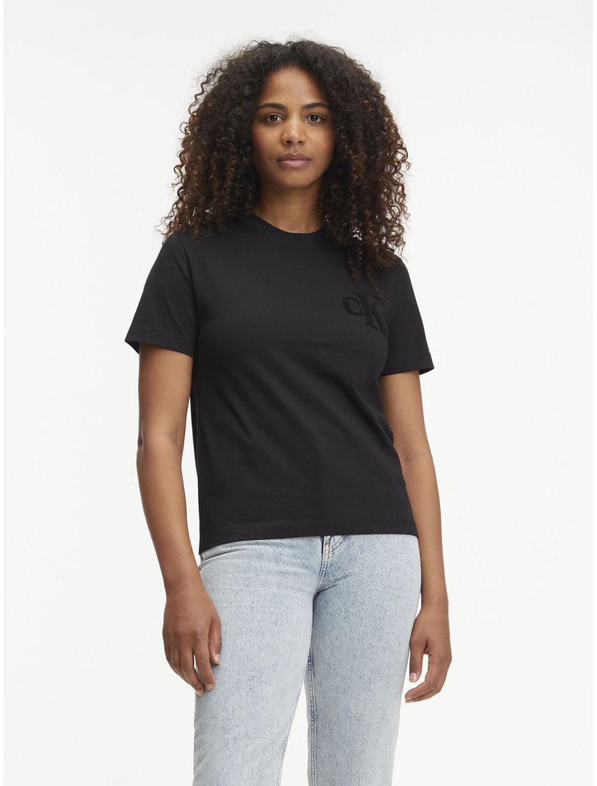 Camiseta Negro Con Cuello Redondo Y Logo