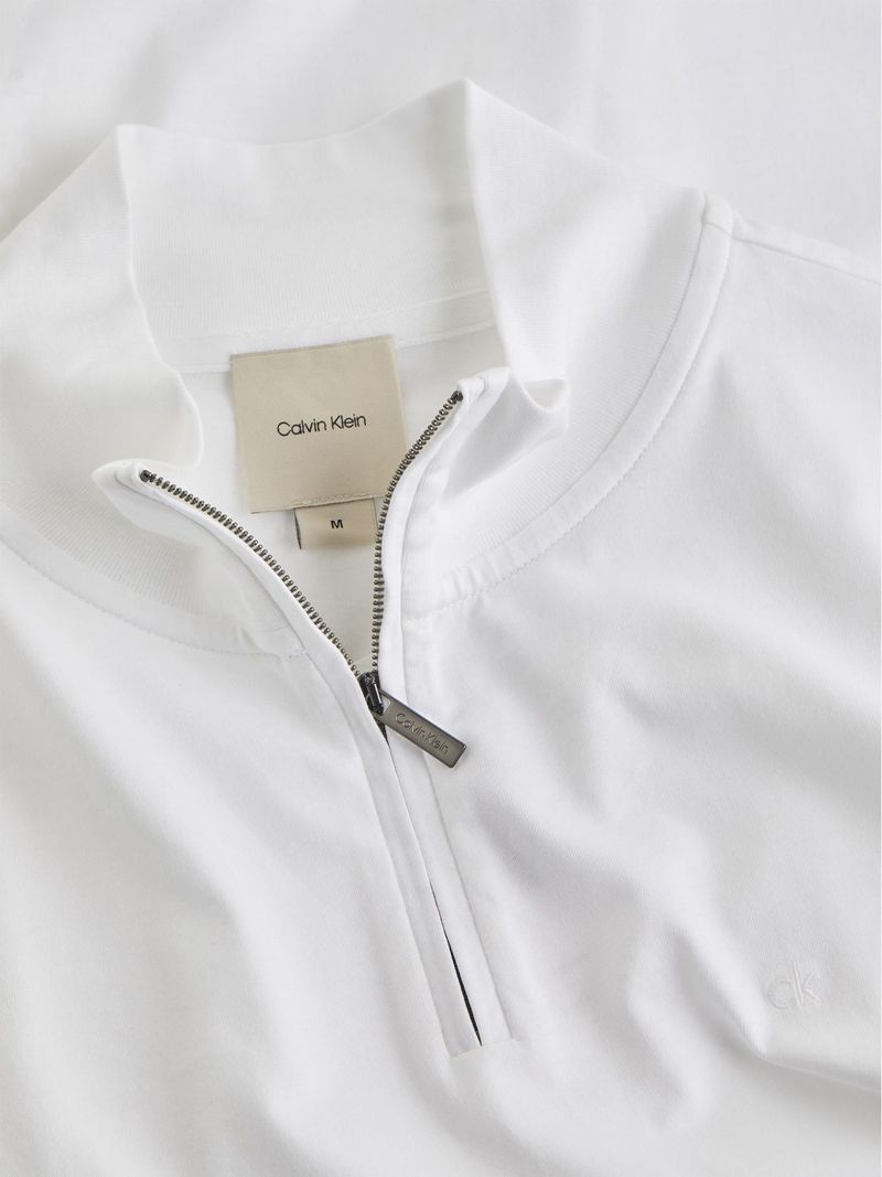 camiseta-blanca-cuello-alto-media-cremallera