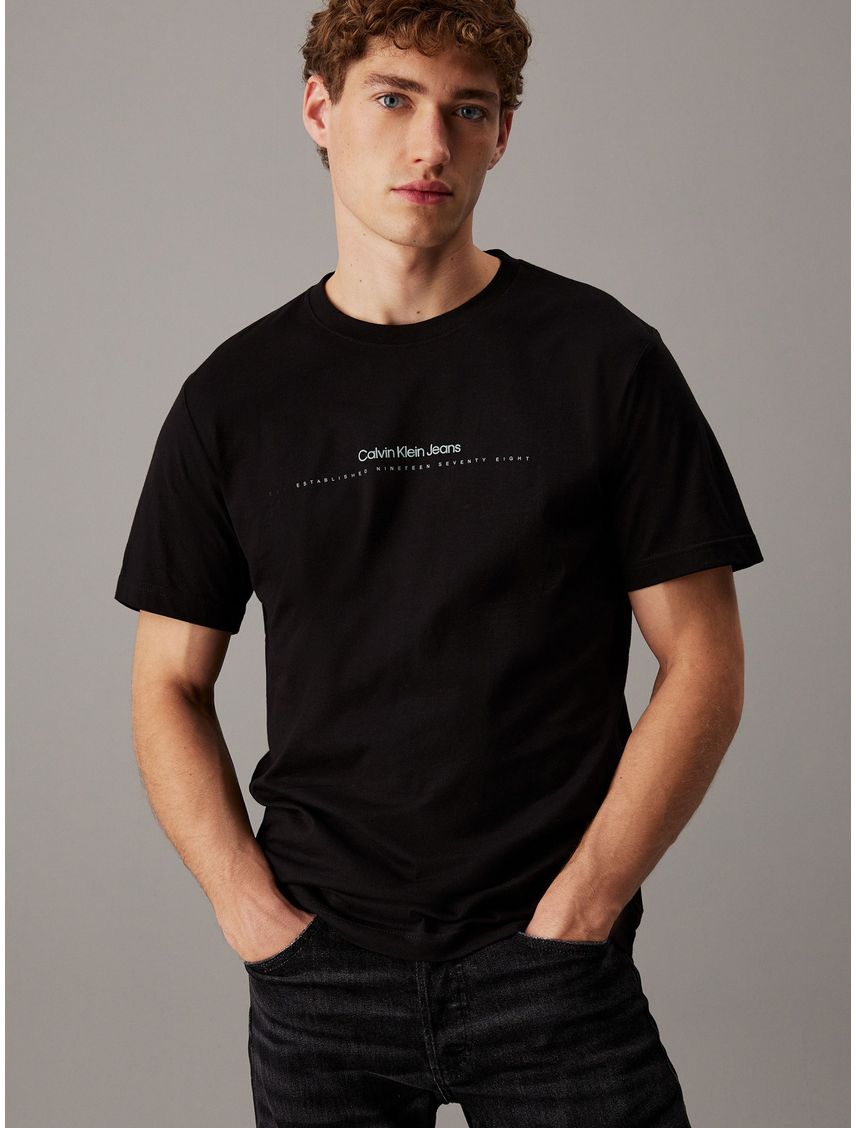 Camiseta negra con logo pequeño