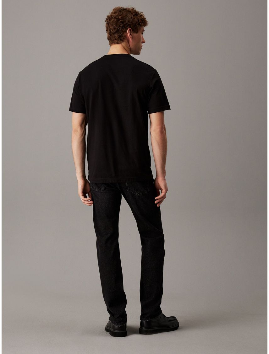 Camiseta negra con logo pequeño