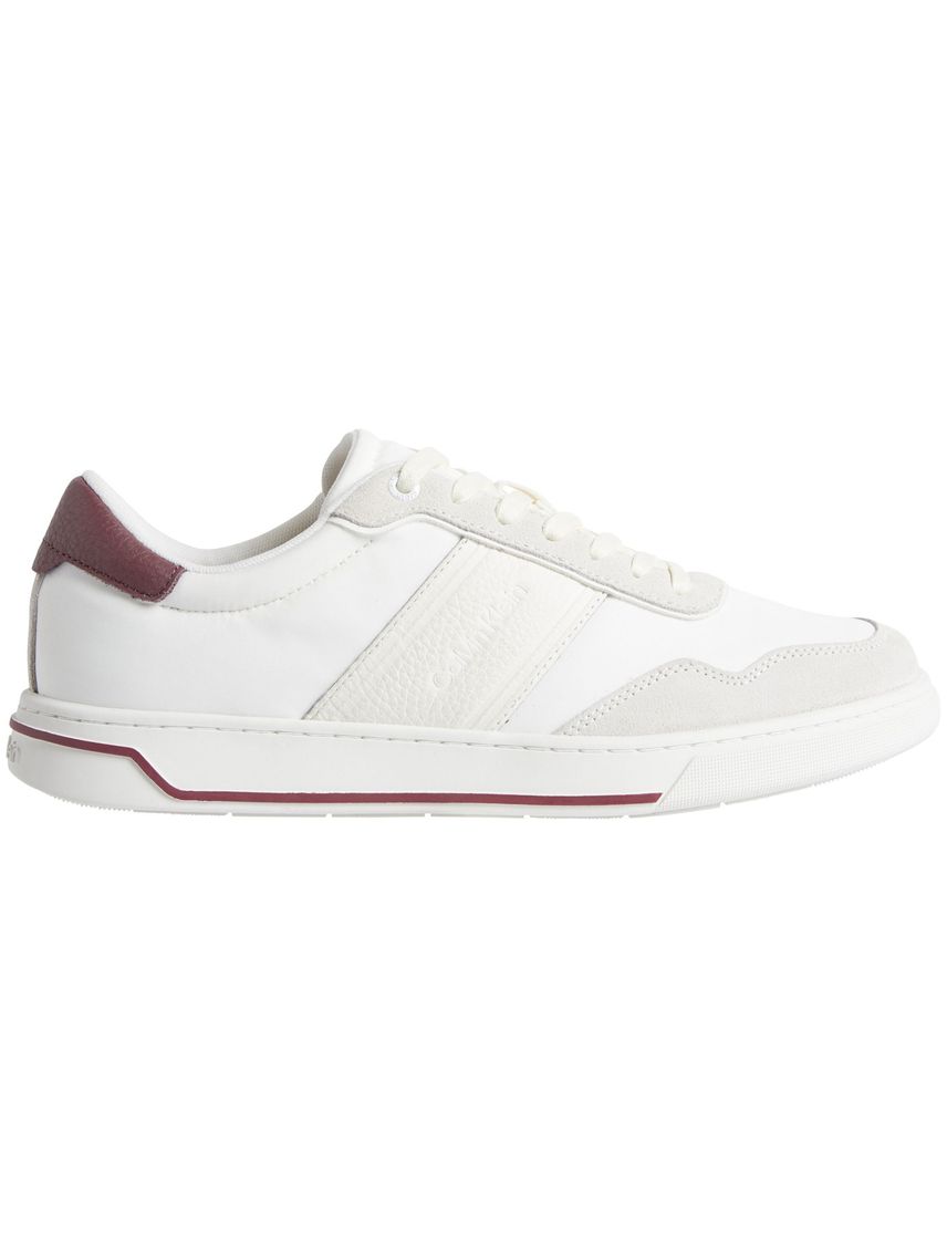 Tenis multicolor con etalle e gamuza