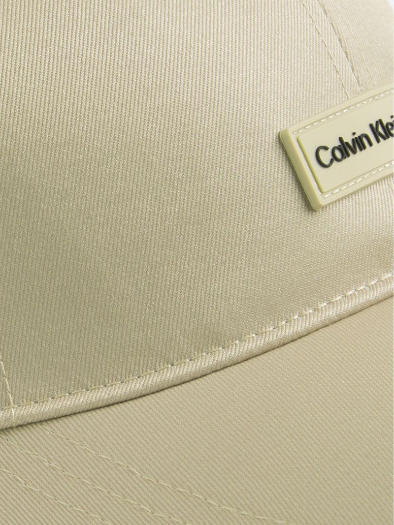 gorra-beige-parche-goma