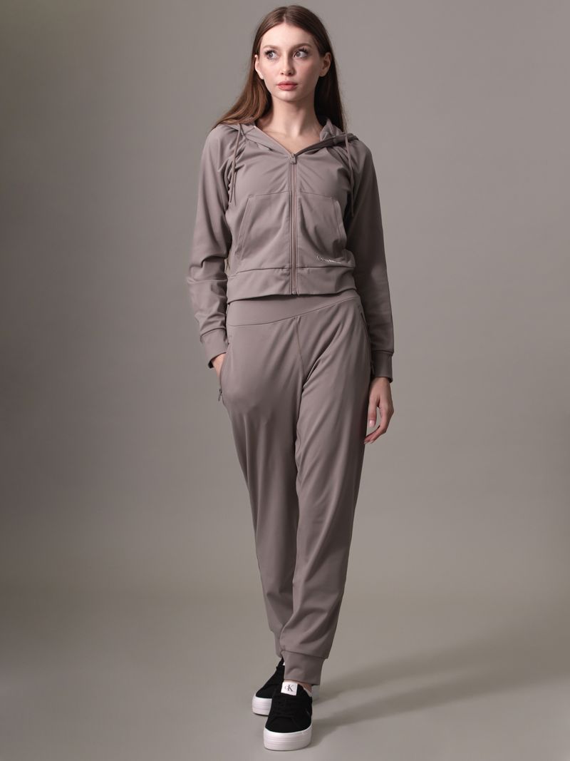 buzo-negro-deportivo-capota-suave-elastica