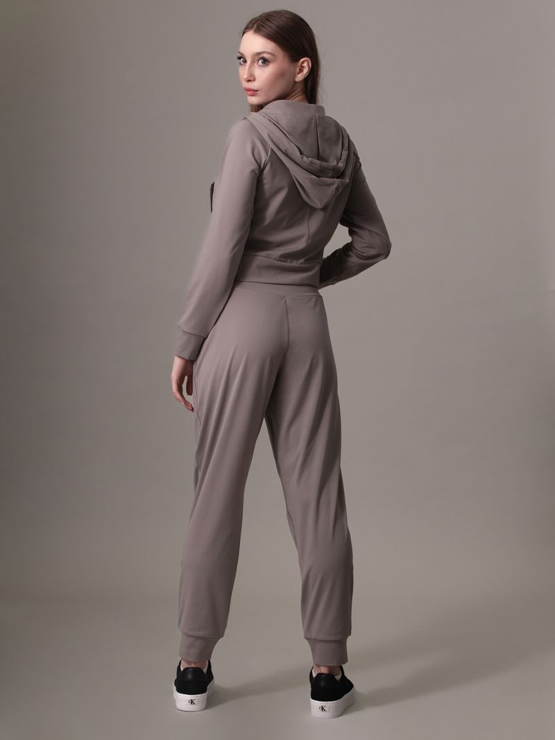 buzo-negro-deportivo-capota-suave-elastica