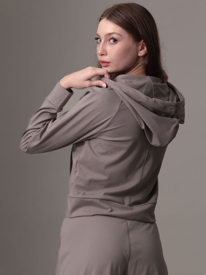 buzo-negro-deportivo-capota-suave-elastica
