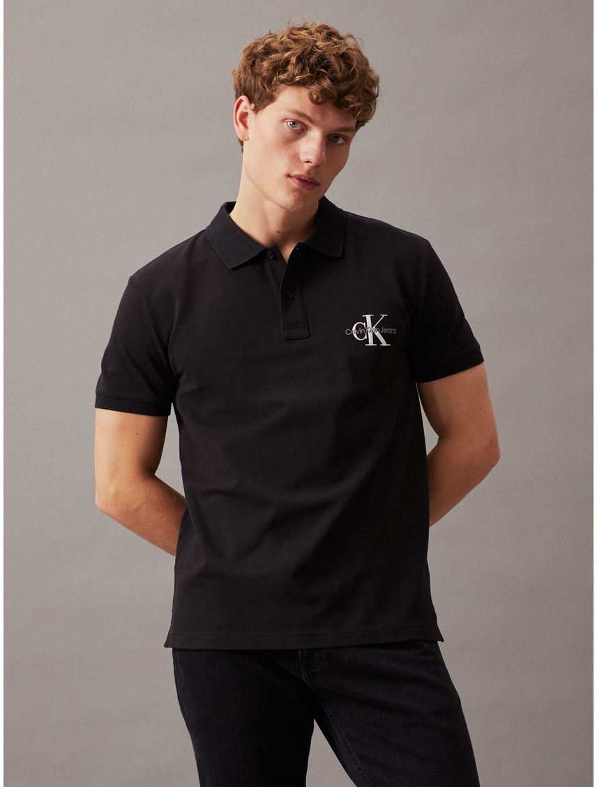 Polo negro con monograma