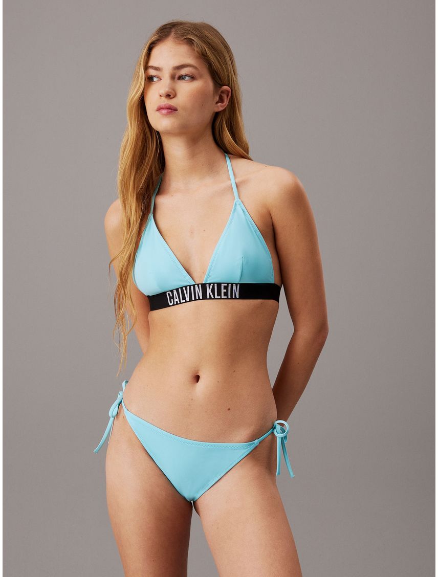 Parte celeste inferior de traje de baño con lazadas