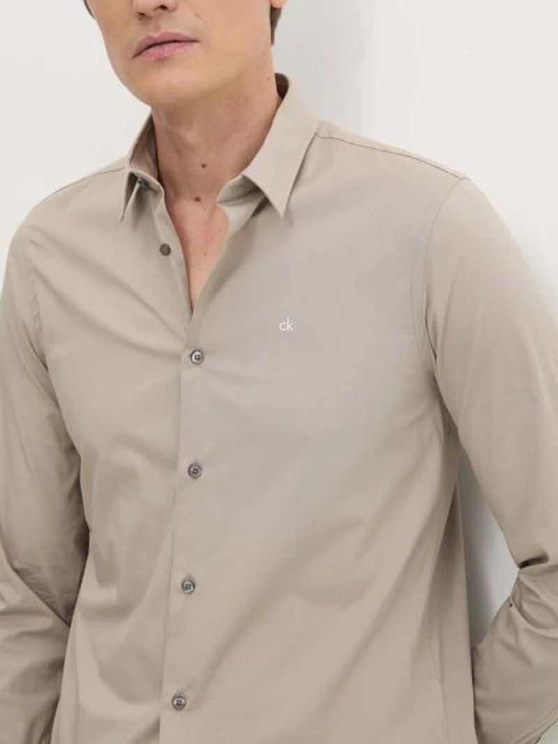 camisa-beige-slim-popelin-elastico