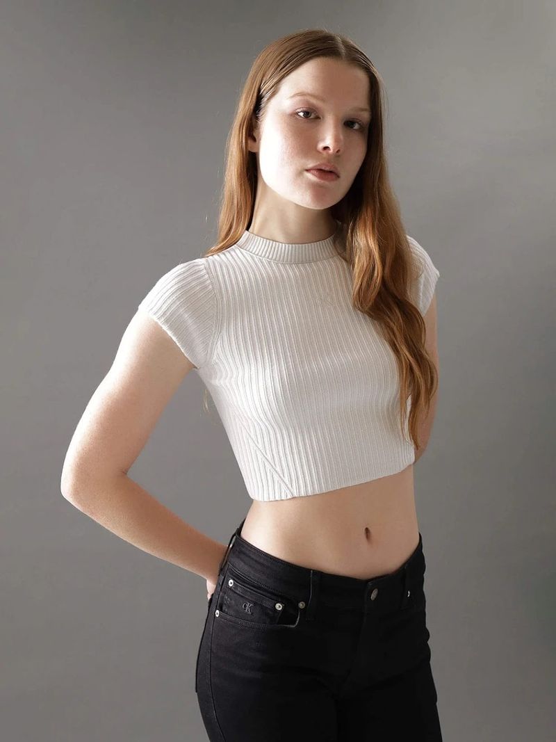 camiseta-beige-cropped-manga-corta-para-mujer