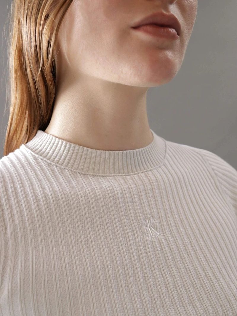camiseta-beige-cropped-manga-corta-para-mujer