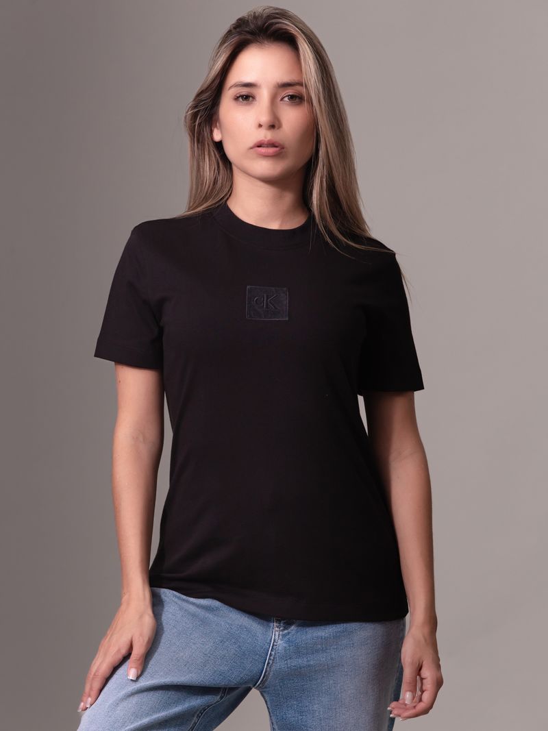 camiseta-negra-monograma-e-insignia