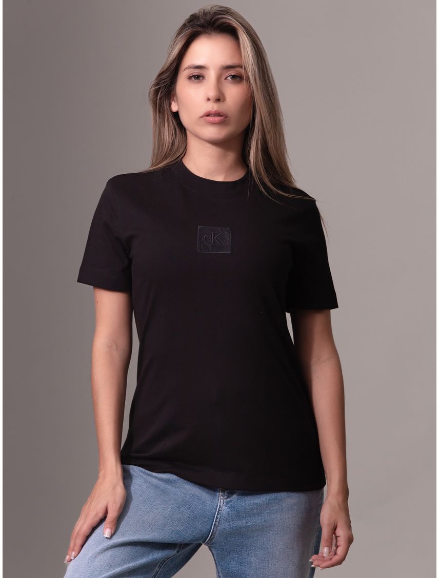 Camiseta negra con monograma e insignia