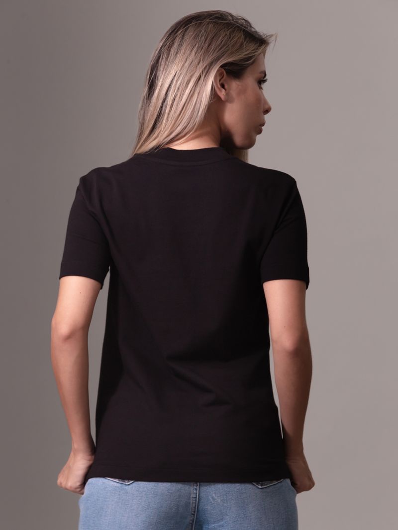 camiseta-negra-monograma-e-insignia