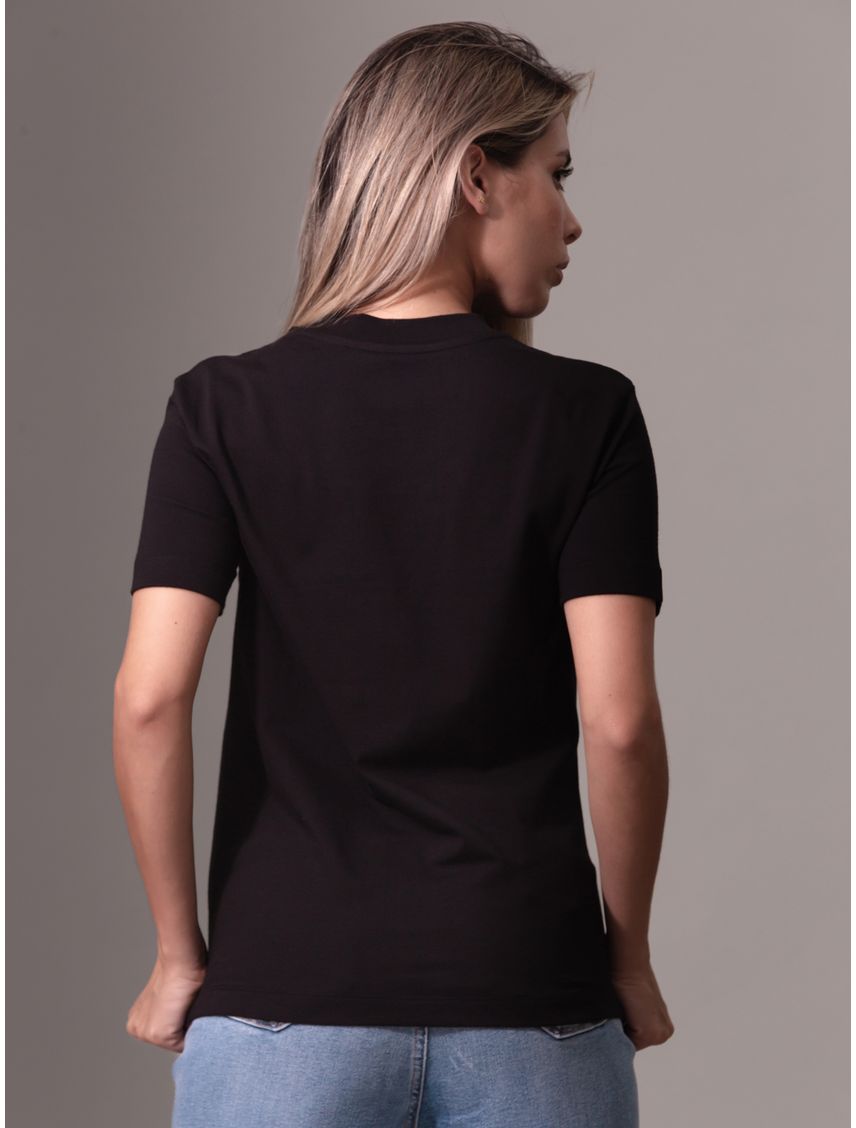 Camiseta negra con monograma e insignia