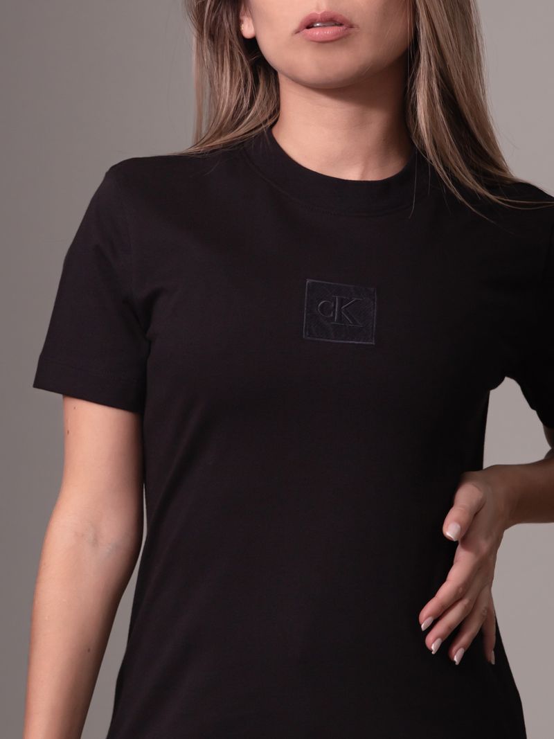 camiseta-negra-monograma-e-insignia