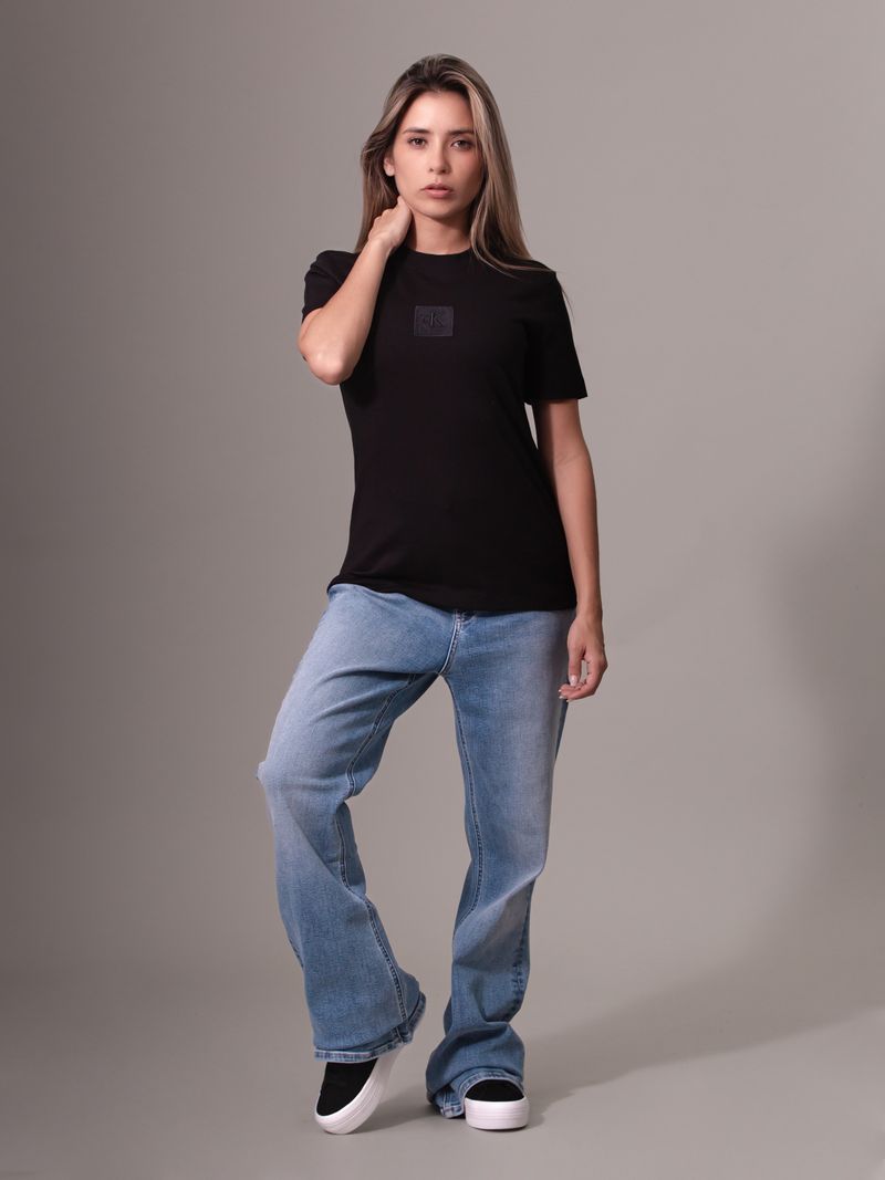 camiseta-negra-monograma-e-insignia