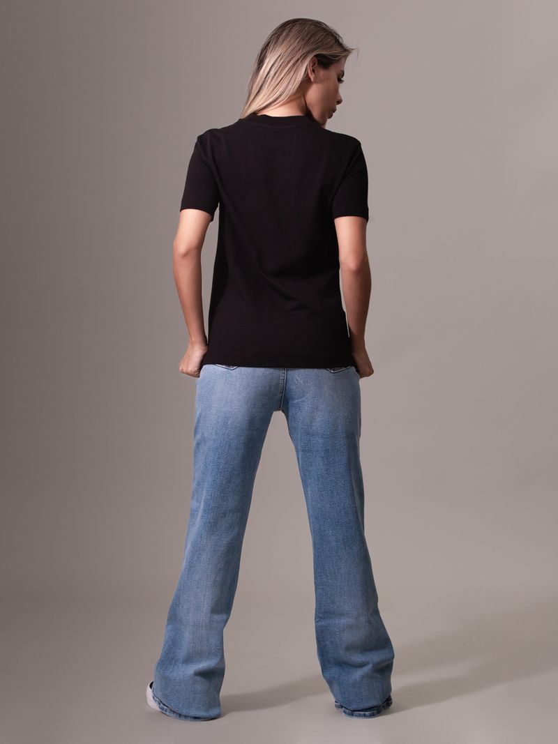 camiseta-negra-monograma-e-insignia
