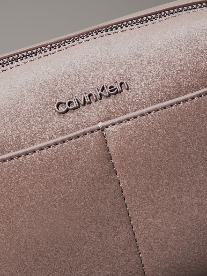 bolso-gris-cruzado-clean-essential