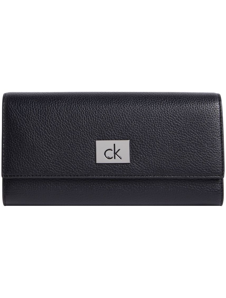 Billetera negra trifold con placa metálica