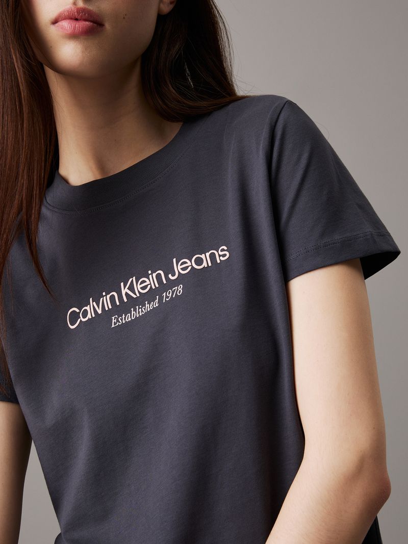 camiseta-negra-regular-logo-institutional