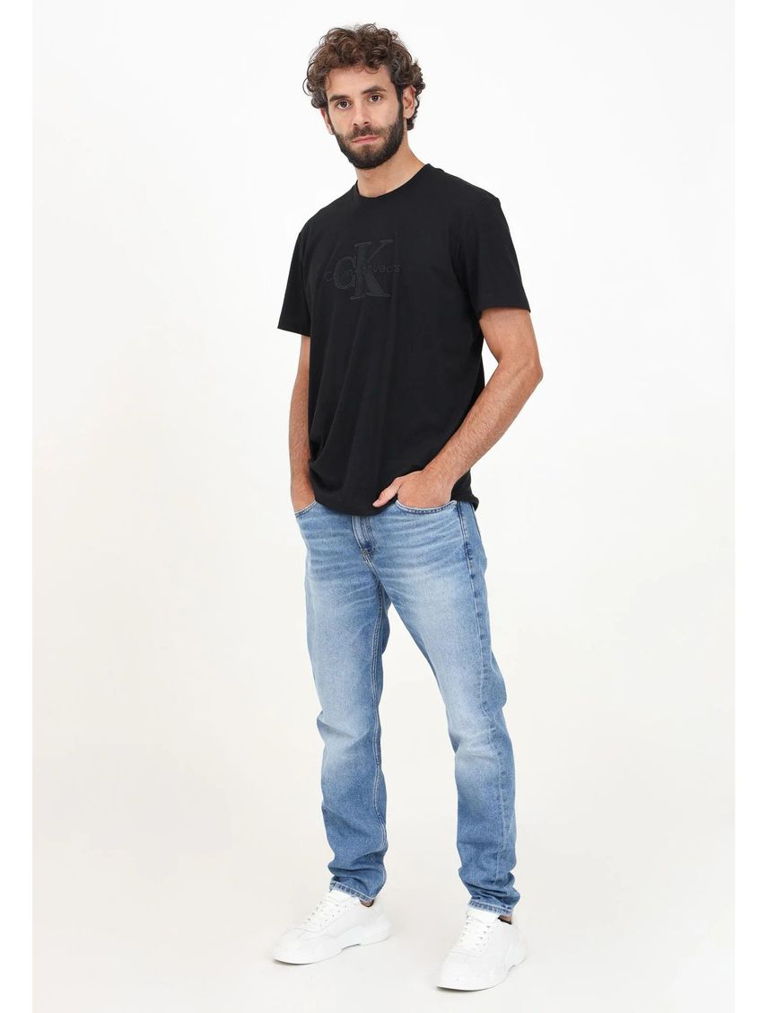 Jeans azul slim taper con efecto desteñido