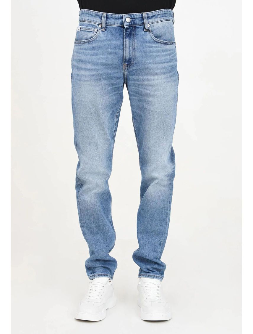 Jeans azul slim taper con efecto desteñido