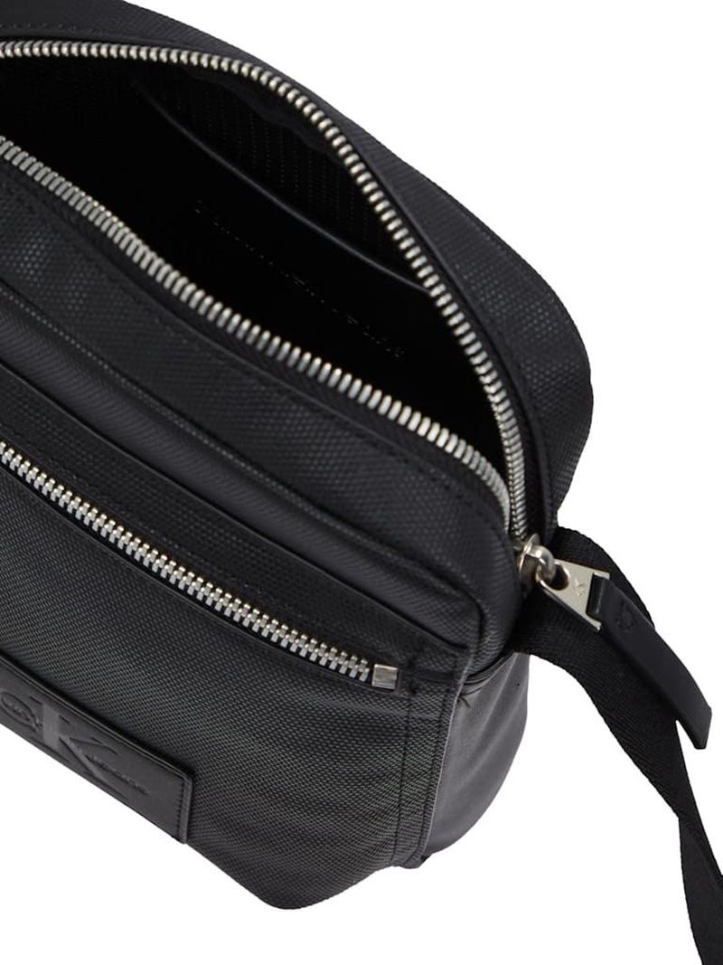 bolso-negro-reporter-insignia