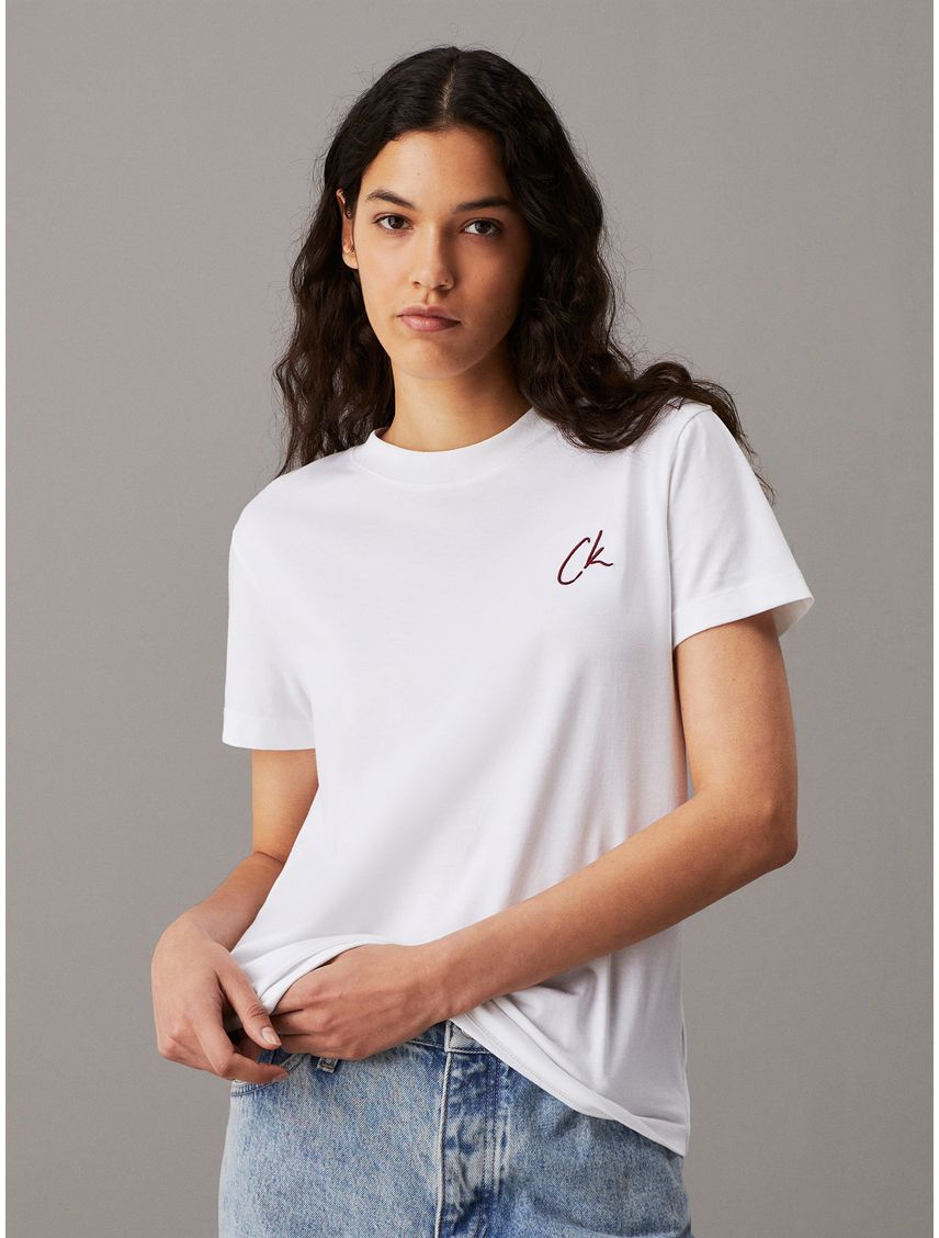 Camiseta blanca con logo bordado