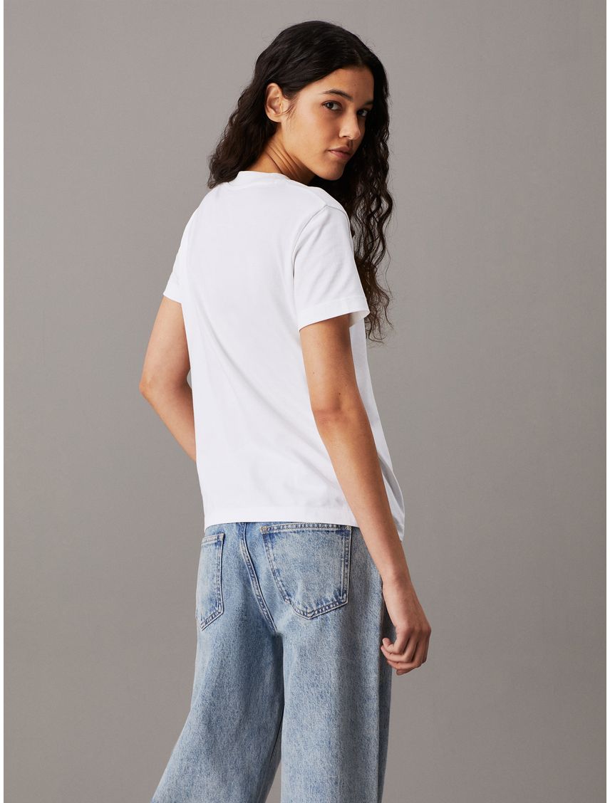 Camiseta blanca con logo bordado