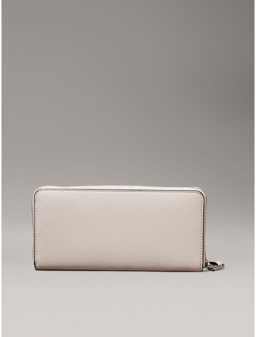 Billetera beige con cremallera en el contorno